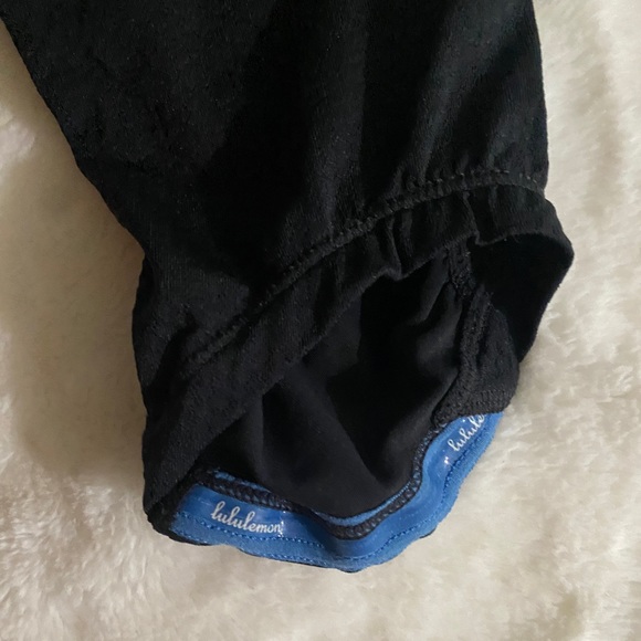 Lululemon run a marathon crop, color black / blue multi,Material power luxtreme - Picture 8 of 12